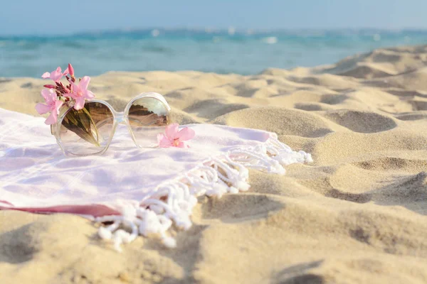 Óculos Sol Bonitos Com Flor Tropical Cobertor Perto Mar Espaço — Fotografia de Stock