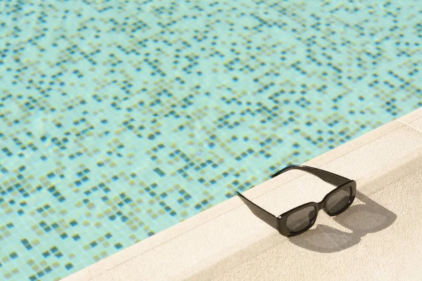 Stylové Sluneční Brýle Blízkosti Venkovního Bazénu Slunečného Dne Prostor Pro — Stock fotografie