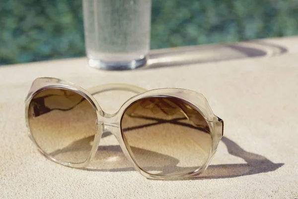 Stylowe Okulary Przeciwsłoneczne Pobliżu Odkrytego Basenu Słoneczny Dzień Zbliżenie — Zdjęcie stockowe