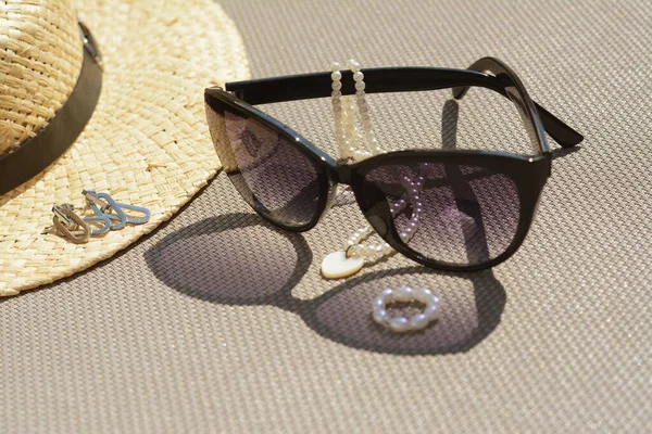 Stylowy Kapelusz Okulary Przeciwsłoneczne Biżuteria Szarej Powierzchni Zbliżenie — Zdjęcie stockowe