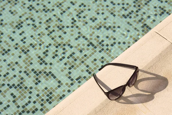 Stylové Sluneční Brýle Blízkosti Venkovního Bazénu Slunečného Dne Nad Výhledem — Stock fotografie