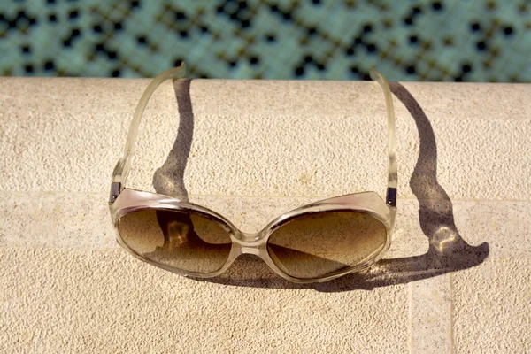 Κομψά Γυαλιά Ηλίου Κοντά Εξωτερική Πισίνα Την Ηλιόλουστη Μέρα — Φωτογραφία Αρχείου