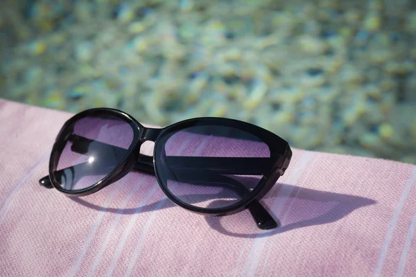 Κομψά Γυαλιά Ηλίου Κουβέρτα Κοντά Στην Εξωτερική Πισίνα Closeup — Φωτογραφία Αρχείου