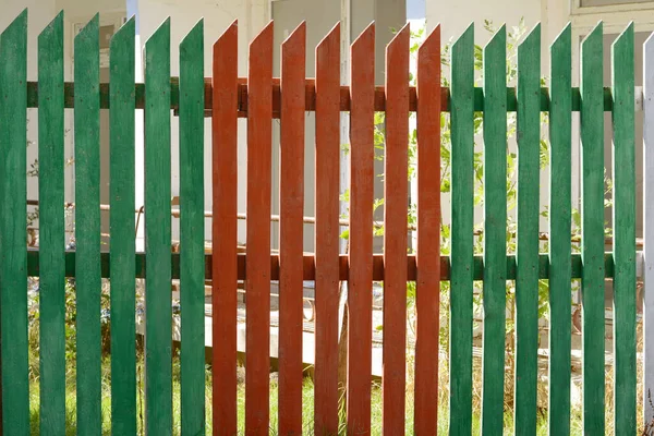 晴れた日の屋外での木製の柵 クローズアップ — ストック写真