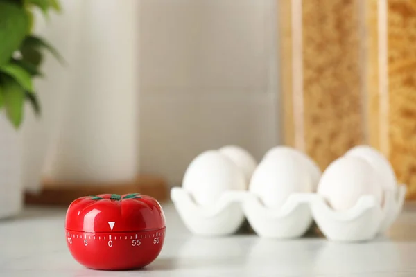 Mutfak Saati Beyaz Masada Domates Yumurta Şeklinde Metin Için Boşluk — Stok fotoğraf