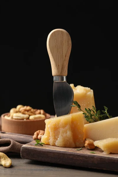 Πεντανόστιμο Τυρί Παρμεζάνα Καρύδια Και Δενδρολίβανο Ξύλινο Τραπέζι — Φωτογραφία Αρχείου