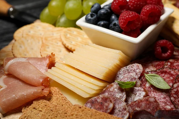 Set Snack Con Delizioso Formaggio Parmigiano Sulla Tavola Primo Piano — Foto Stock
