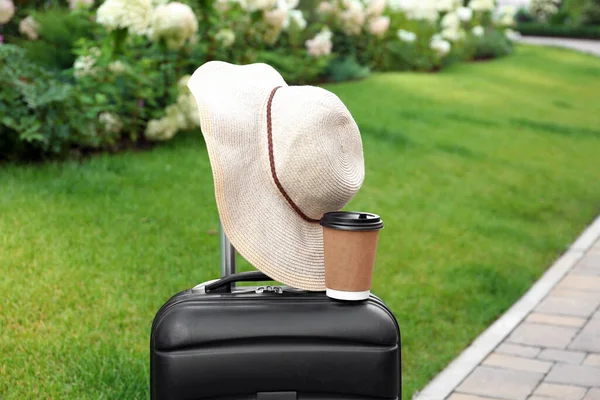 Paper Cup Hot Coffee Beige Hat Suitcase Outdoors Takeaway Drink — Stock fotografie