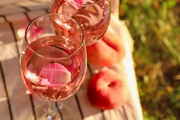 Ποτήρια Από Πεντανόστιμο Ροζέ Κρασί Πέταλα Και Ροδάκινα Λευκή Κουβέρτα — Φωτογραφία Αρχείου