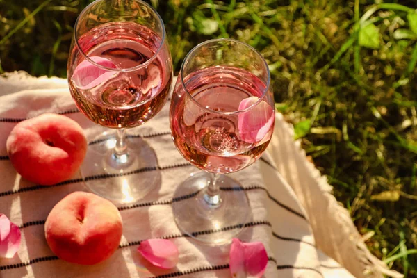 Ποτήρια Από Νόστιμο Τριαντάφυλλο Πέταλα Κρασί Και Ροδάκινα Λευκή Κουβέρτα — Φωτογραφία Αρχείου
