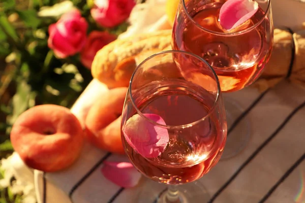 Ποτήρια Από Πεντανόστιμο Ροζέ Κρασί Πέταλα Μπαγκέτα Και Ροδάκινα Λευκή — Φωτογραφία Αρχείου