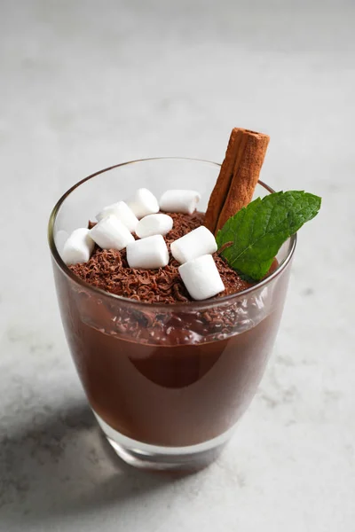 Tasse Leckere Heiße Schokolade Mit Marshmallows Zimtstange Und Minze Auf — Stockfoto