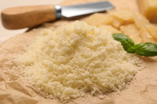 Brânză Delicioasă Parmezan Rasă Hârtie Pergament Closeup — Fotografie, imagine de stoc