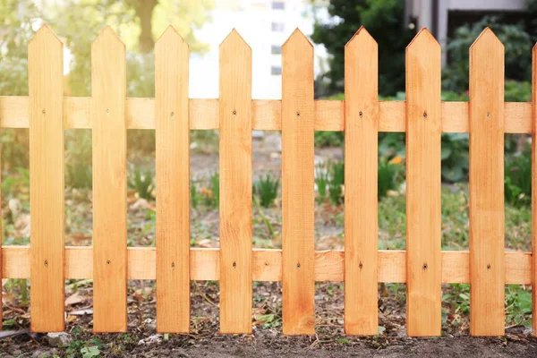 晴れた日には屋外の木製の柵のクローズアップビュー — ストック写真