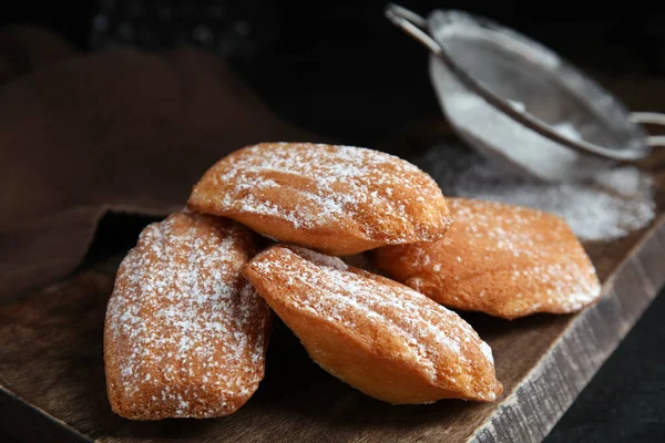 Deliciosos Pasteles Madeleine Con Azúcar Polvo Sobre Tabla Madera Primer — Foto de Stock