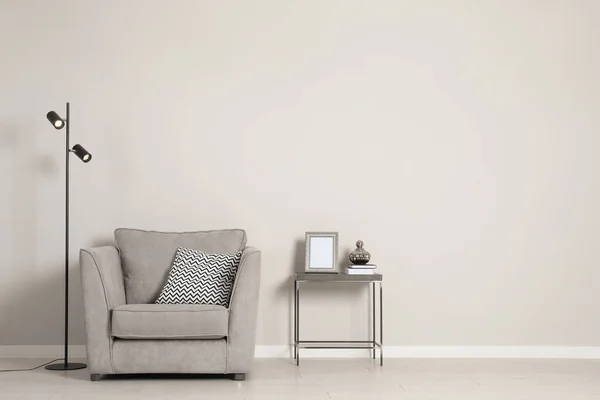 靠近灰色墙壁的时髦扶手椅 文字空间 室内设计 — 图库照片