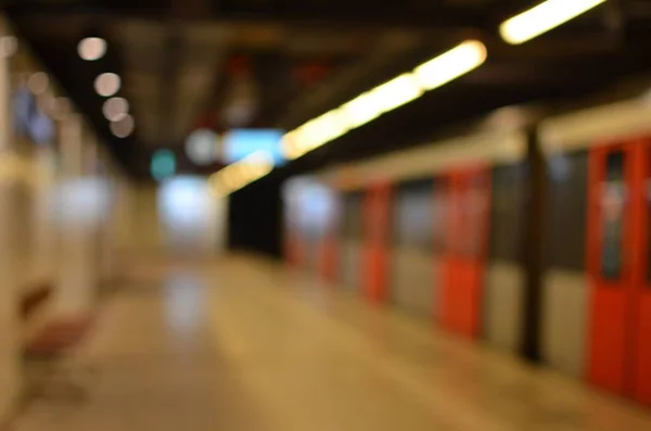 美丽的现代化地铁站的朦胧景象 — 图库照片