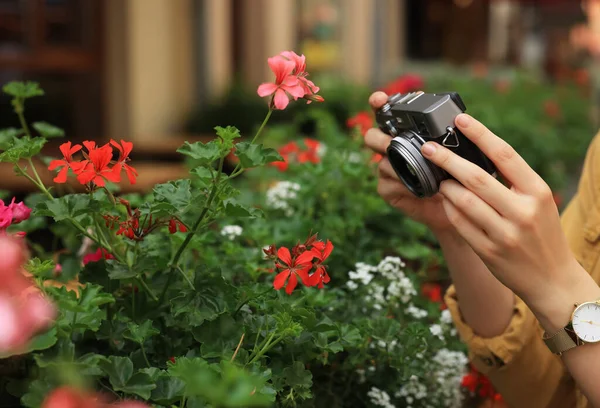 Kameralı Genç Bir Kadın Şehirdeki Güzel Çiçeklerin Fotoğrafını Çekiyor Yakın — Stok fotoğraf