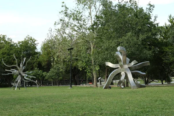 Pintoresca Vista Del Hermoso Parque Con Figuras Metal Sobre Hierba — Foto de Stock