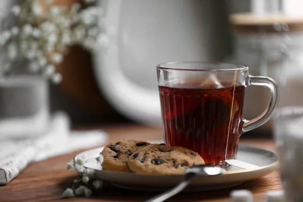 Xícara Chá Acabado Fazer Deliciosos Biscoitos Mesa Madeira Espaço Para — Fotografia de Stock