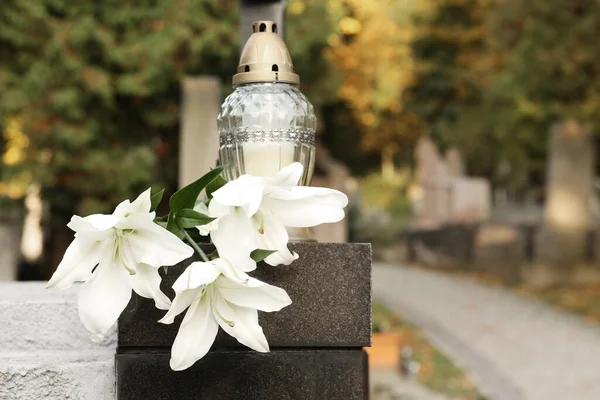Білі Лілії Могильне Світло Сірому Гранітному Надгробку Відкритому Повітрі Простір — стокове фото