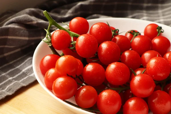 Plate Ripe Whole Cherry Tomatoes Water Drops Wooden Table Closeup — Foto Stock