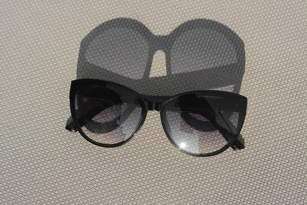 Stylische Sonnenbrille Auf Grauer Oberfläche Strand Accessoires Blick Von Oben — Stockfoto