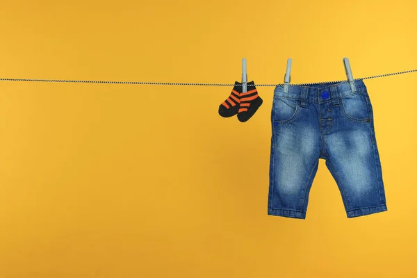 Pantalones Bebé Calcetines Ropa Secado Línea Lavandería Sobre Fondo Naranja — Foto de Stock