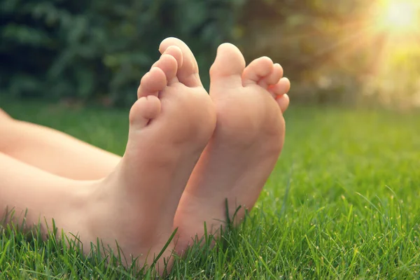 Teenage Girl Sitting Barefoot Green Grass Outdoors Closeup — Stock Photo, Image