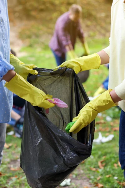 公園でゴミを集めるビニール袋を持つ女性 クローズアップ — ストック写真