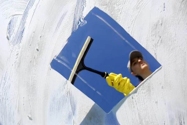 Vidrio Limpieza Mujer Con Escobilla Día Soleado — Foto de Stock