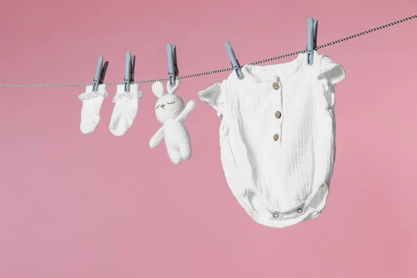 Διαφορετικά Ρούχα Μωρού Και Κουνελάκι Παιχνίδι Ξήρανση Στη Γραμμή Πλυντηρίου — Φωτογραφία Αρχείου