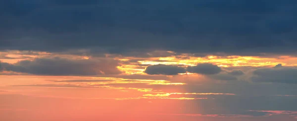 Pintoresca Vista Del Hermoso Cielo Con Nubes Atardecer Diseño Banner — Foto de Stock