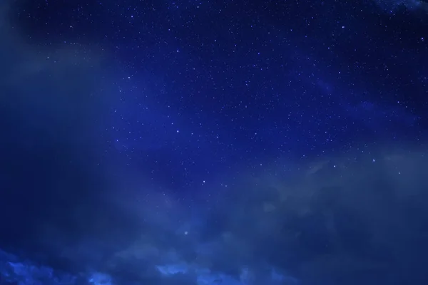 Krásný Výhled Noční Oblohu Mraky Hvězdami — Stock fotografie