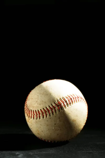 Velha Bola Beisebol Desgastado Fundo Preto — Fotografia de Stock