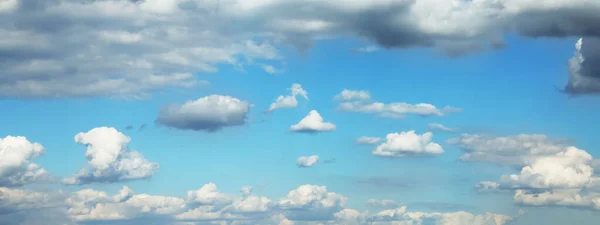 Gyönyörű Kék Fehér Bolyhos Felhőkkel Bannertervezés — Stock Fotó