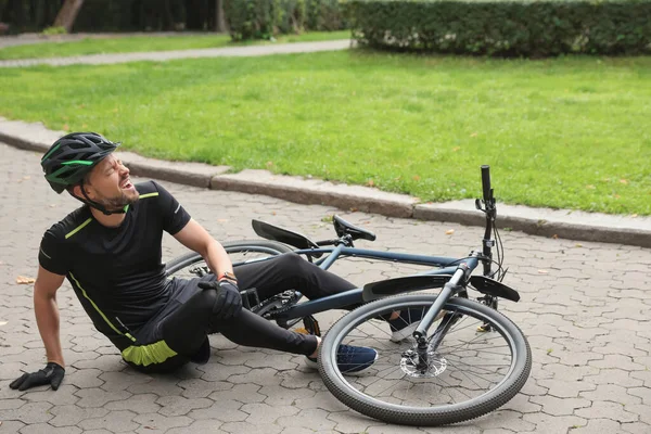 Homme Avec Genou Blessé Près Vélo Extérieur — Photo
