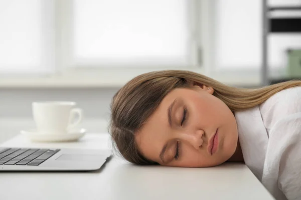 Mujer Joven Cansada Durmiendo Lugar Trabajo Oficina — Foto de Stock