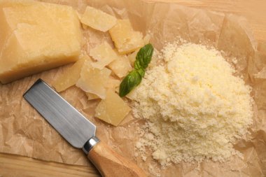Parşömen kâğıdının üzerinde nefis parmesan peyniri.
