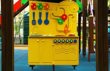 Konut alanındaki açık hava çocuk parkında renkli bir pano