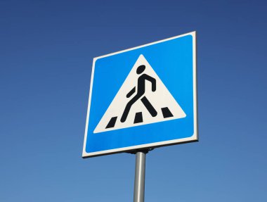 Trafik işaretleri mavi gökyüzüne karşı geçen yayalar, düşük açı