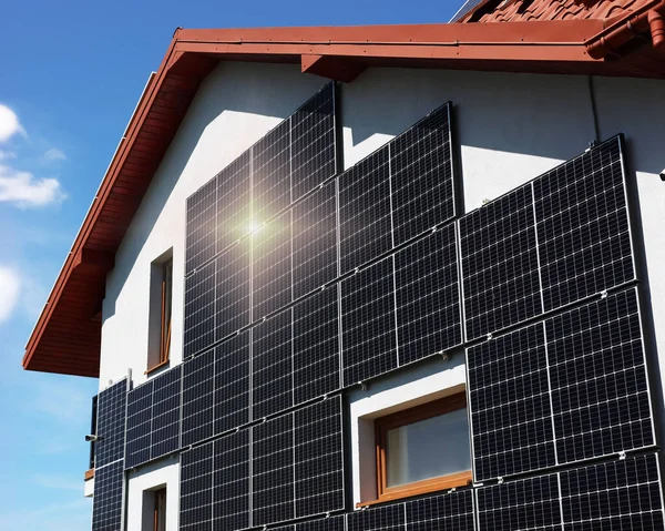 Σπίτι Εγκατεστημένα Ηλιακά Πάνελ Στον Τοίχο Κάτω Από Μπλε Ουρανό — Φωτογραφία Αρχείου