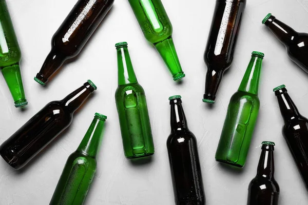 Glazen Flessen Bier Witte Achtergrond Plat Gelegd — Stockfoto