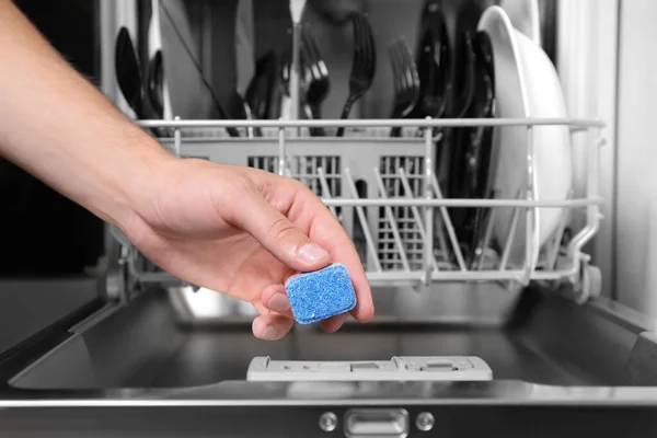 Mulher Colocando Comprimido Detergente Máquina Lavar Louça Aberta Cozinha Close — Fotografia de Stock