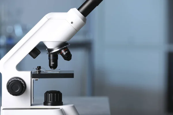 Modern Medicinsk Mikroskop Mot Suddig Bakgrund Närbild Plats För Text — Stockfoto