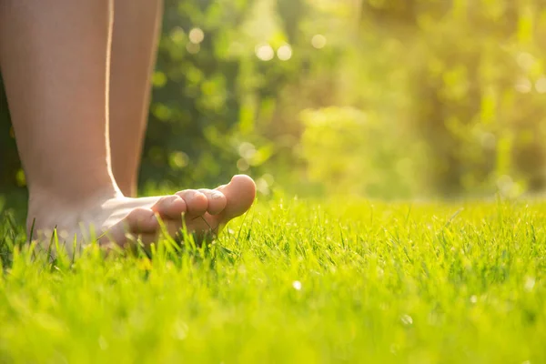 Adolescente Caminando Descalza Sobre Hierba Verde Aire Libre Cerca Espacio — Foto de Stock