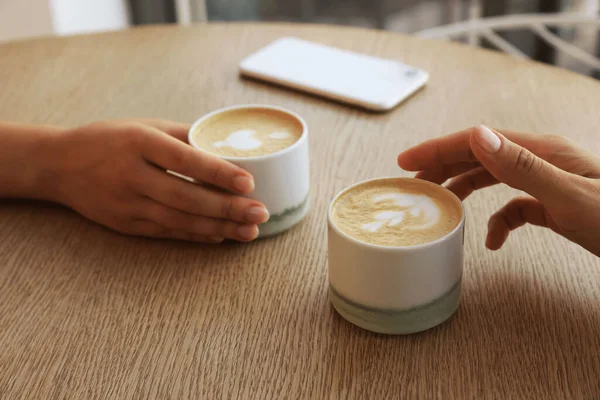 Barátok Kávét Isznak Asztalnál Kávézóban Közelről — Stock Fotó