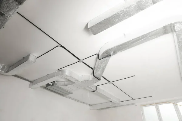 在白色天花板上安装电缆和通风系统 角度低 安装电线 — 图库照片