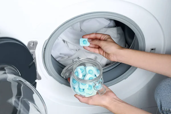 洗濯機に水の柔らかいタブレットを入れて女性 クローズアップ — ストック写真