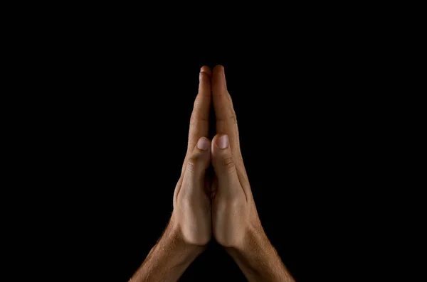 Siyah Arkaplan Karşısında Dua Eden Adam Yakın Plan Görünümü — Stok fotoğraf